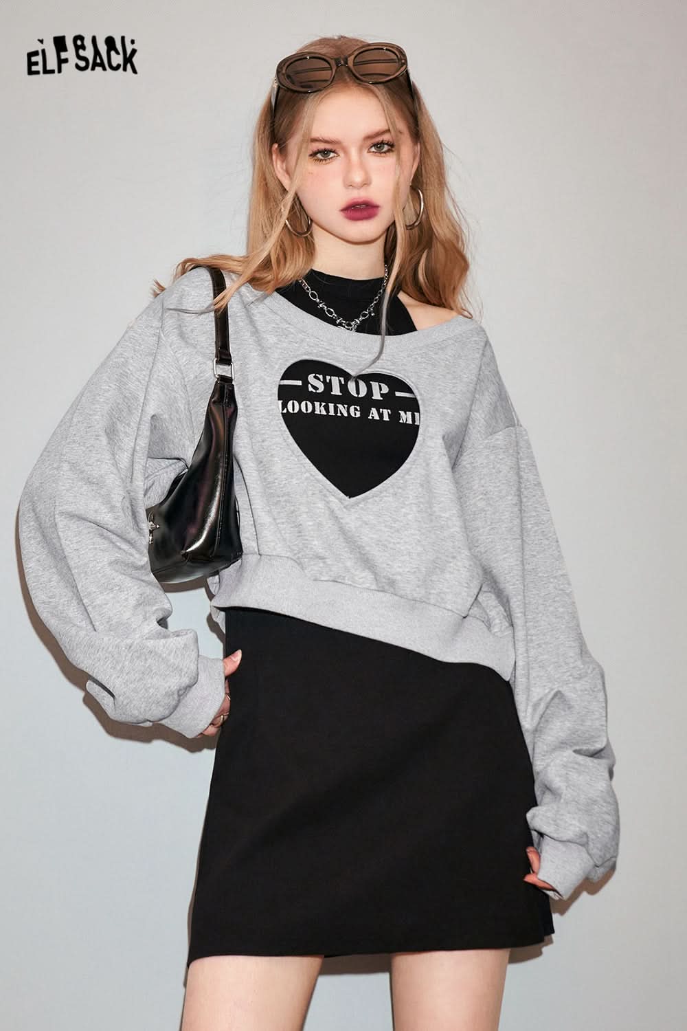 ELFSACK Two piece set of heart-shaped hollow out hoodie with suspender dress's spring design sense skirt