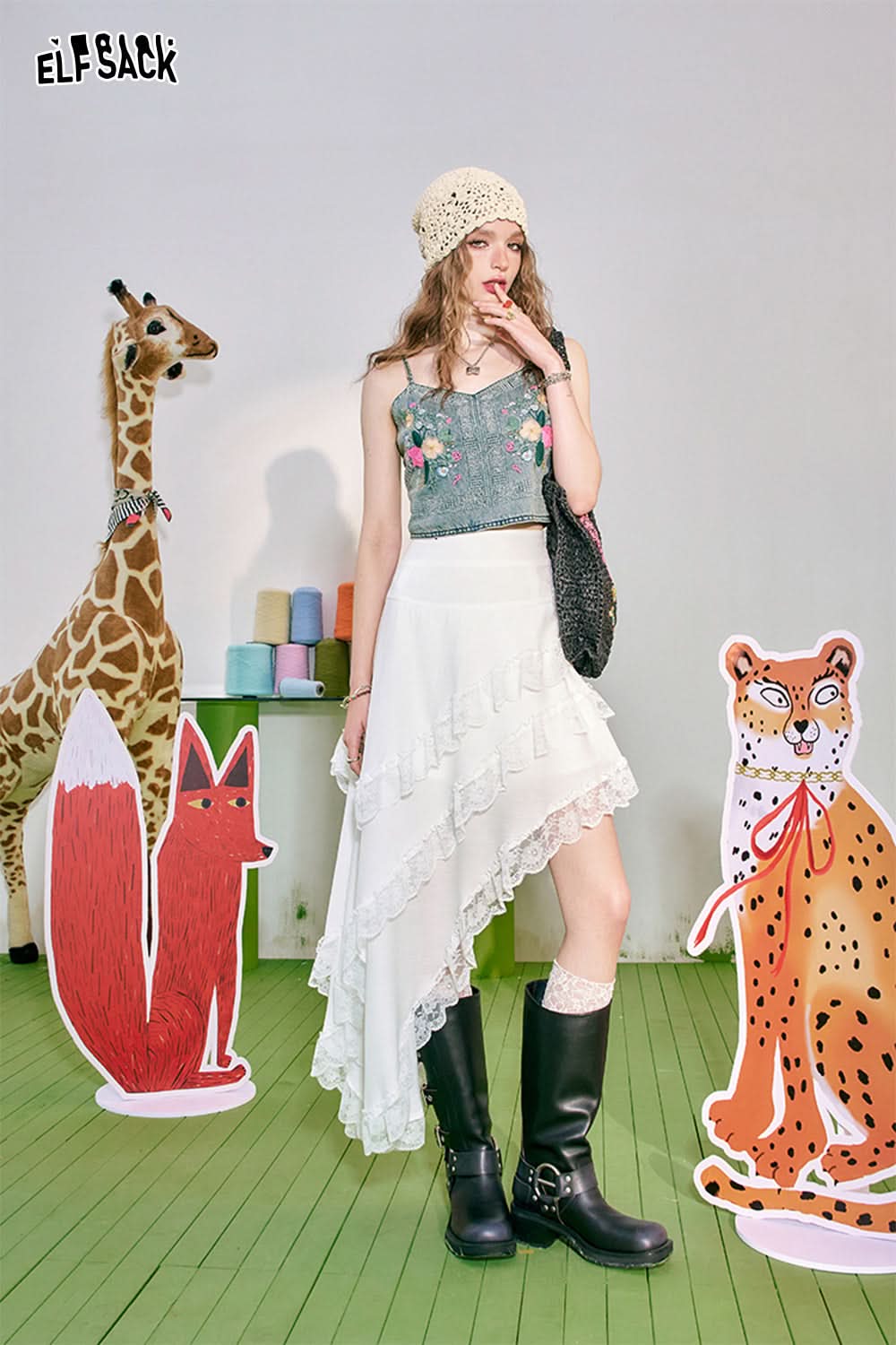 ELFSACK Ethnic Style Embroidered Tank Top with Hanging Straps's Spicy Girl Slim Fit Tops