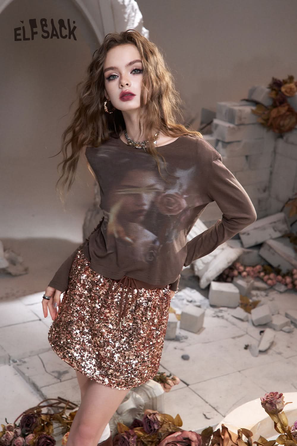 ELFSACK Brown retro full print slim fit shoulder pad sweet spicy petite T-shirt