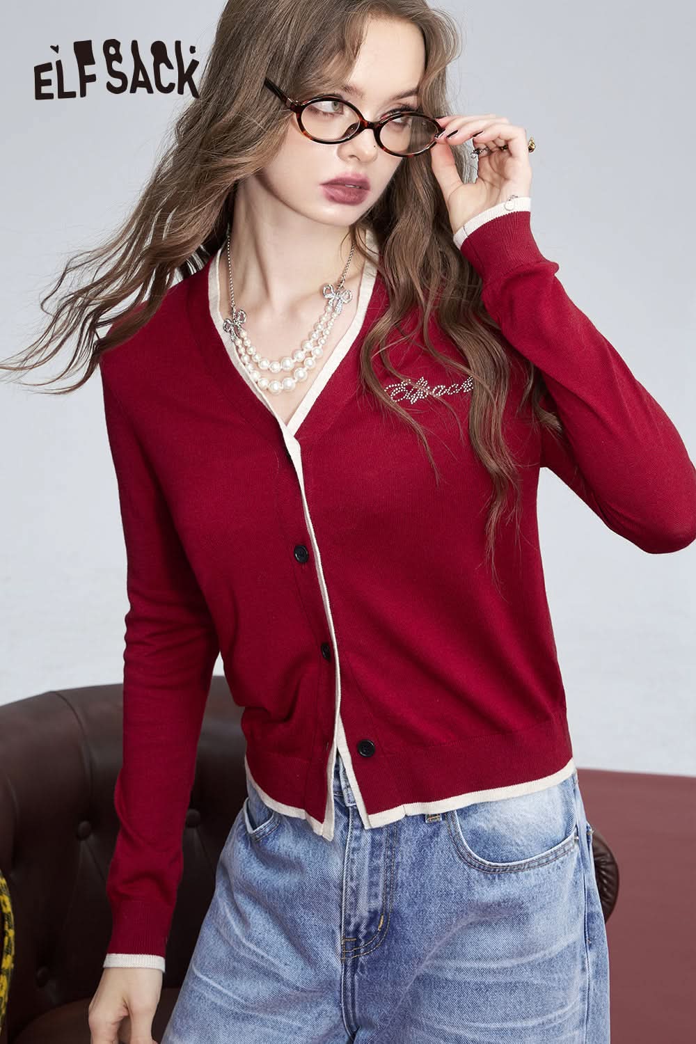 ELFSACK Grey retro contrast color letter button hot diamond slim v-neck knitted cardigan