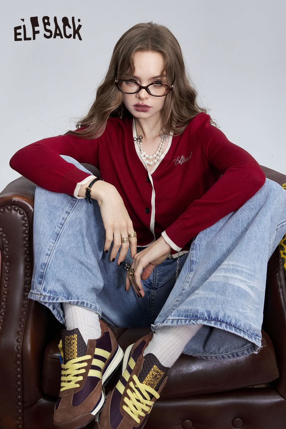 ELFSACK Grey retro contrast color letter button hot diamond slim v-neck knitted cardigan