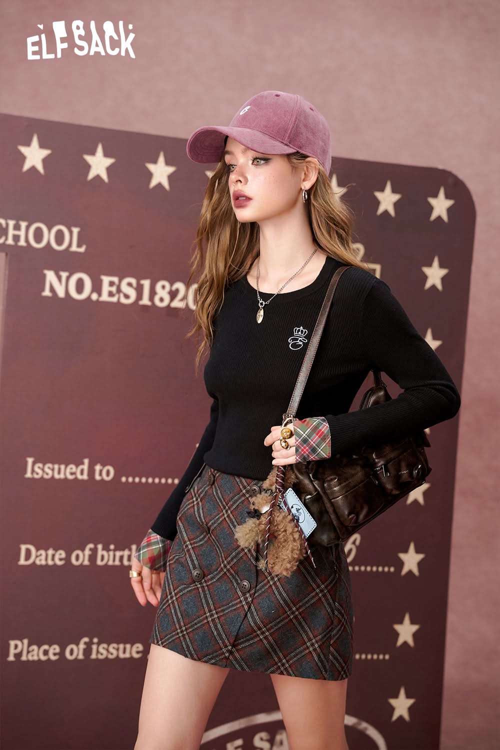 ELFSACK Simple plaid stitching embroidery black sweater