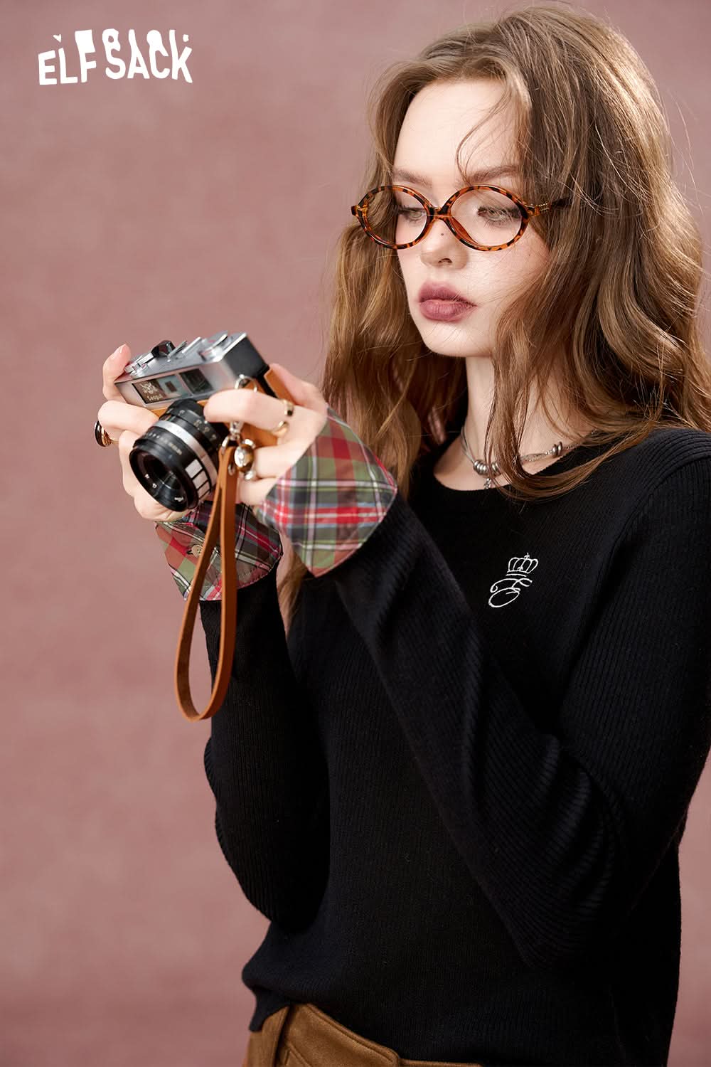 ELFSACK Simple plaid stitching embroidery black sweater