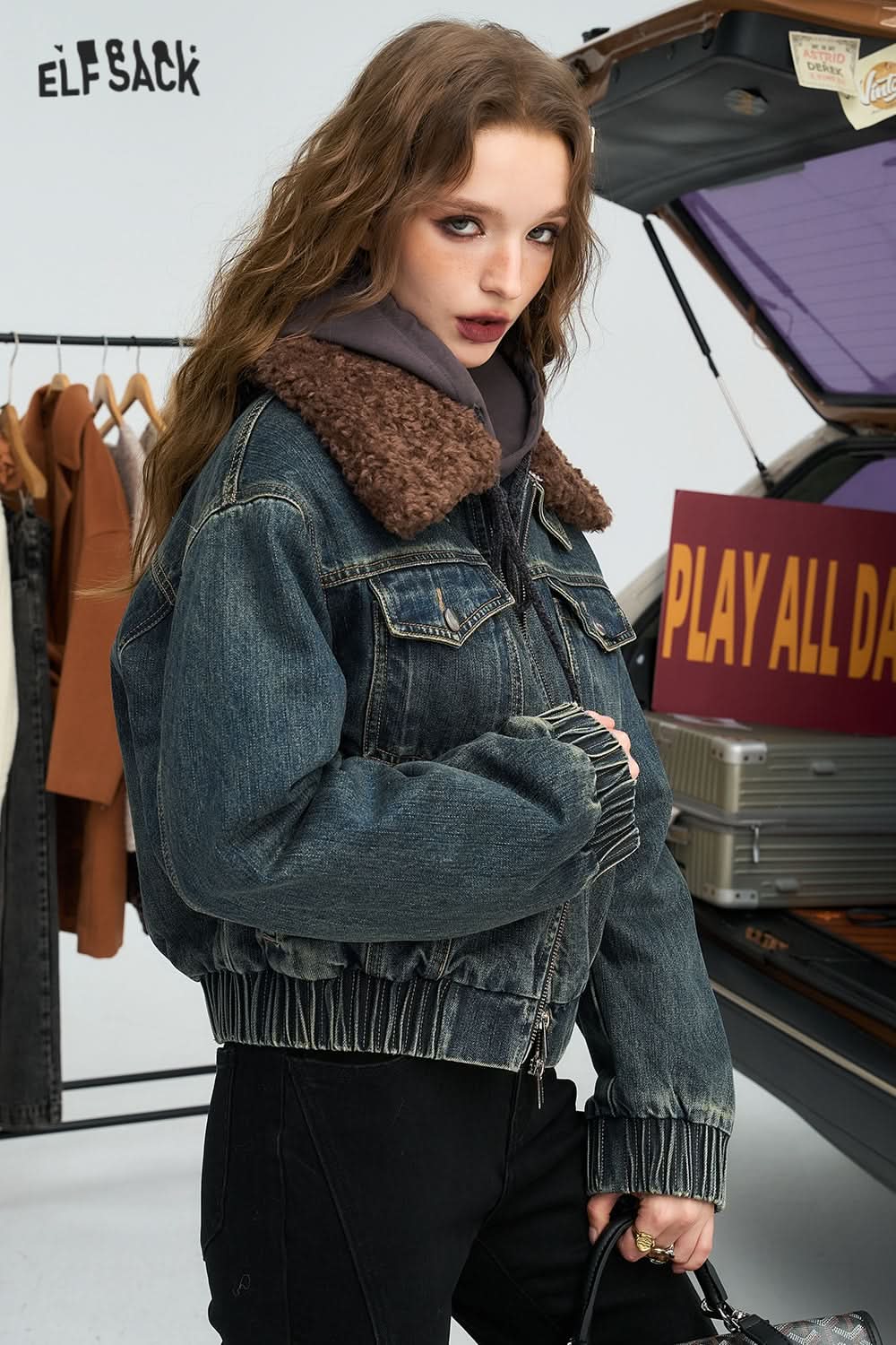 ELFSACK Women's Retro Blue Denim Jacket with Fur Collar and Contrast Color