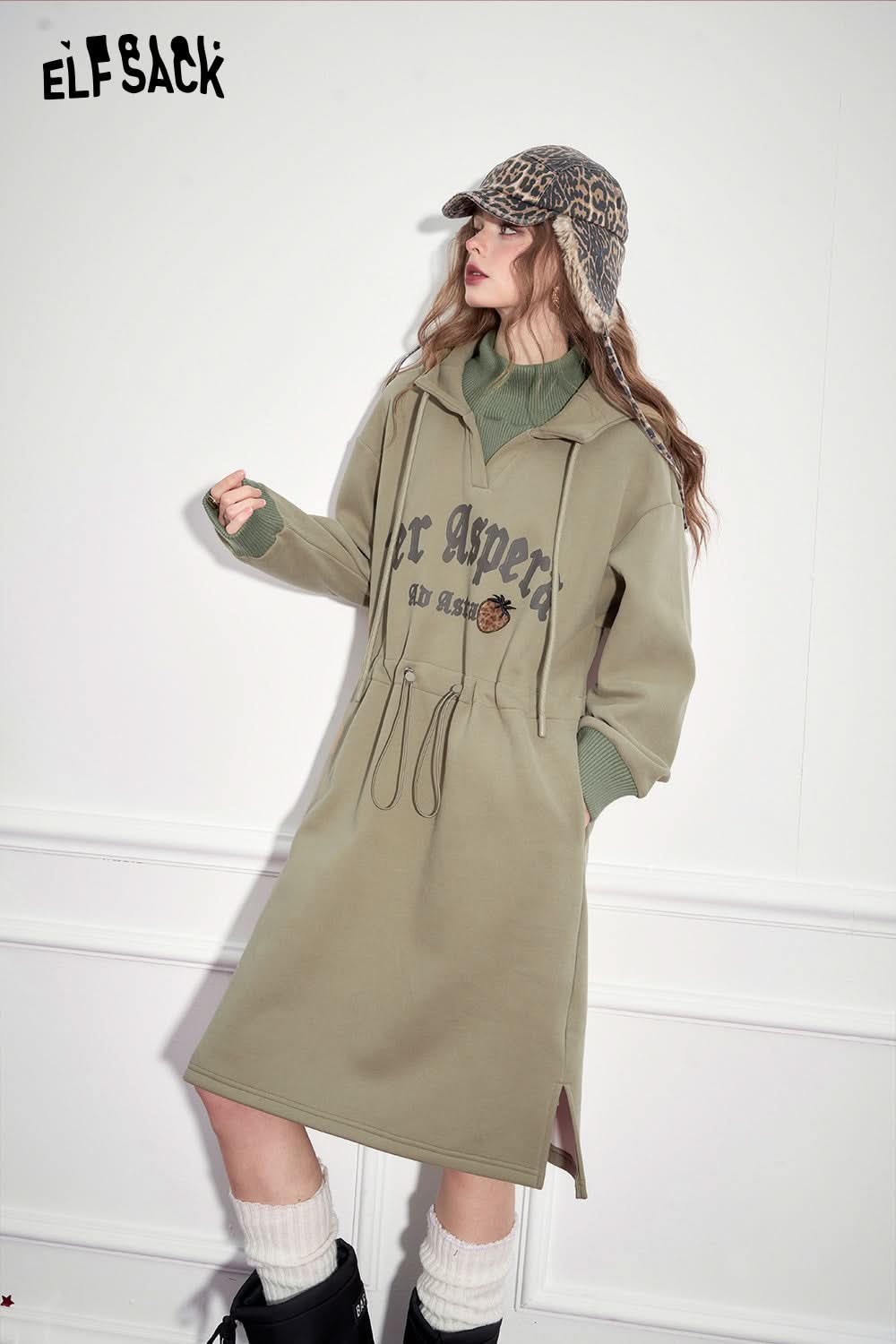 ELFSACK Loose casual printed fleece hooded dress, with drawstring waist cinching, letter printed strawberry patch