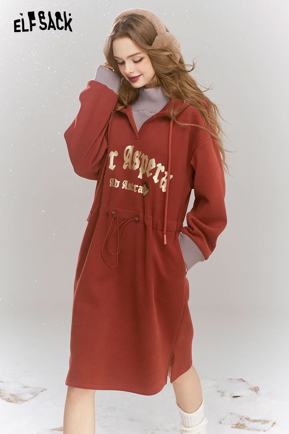ELFSACK Loose casual printed fleece hooded dress, with drawstring waist cinching, letter printed strawberry patch
