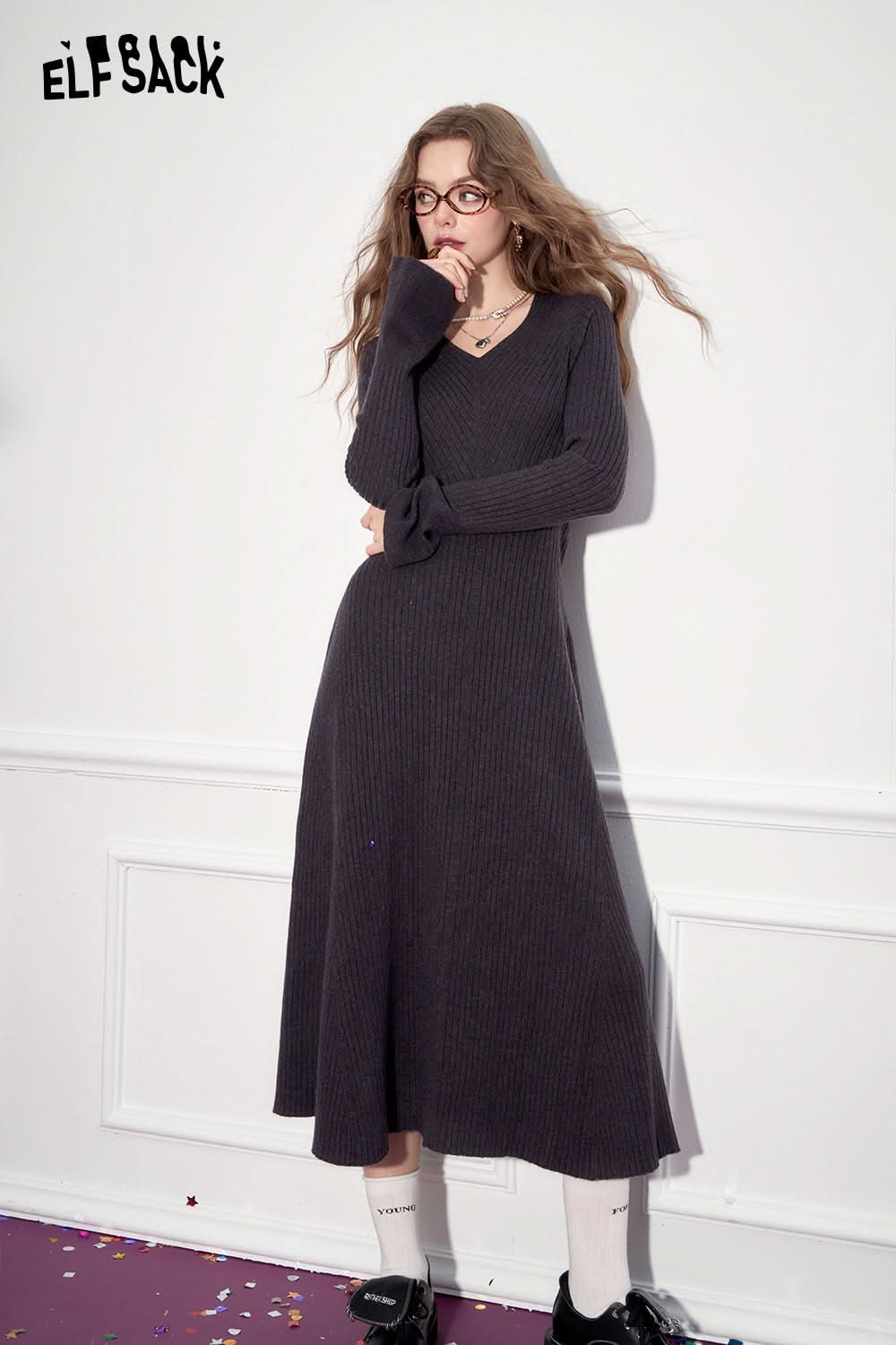 ELFSACK Elegant solid color V-neck waist cinched slim knit long inner dress with flared sleeves