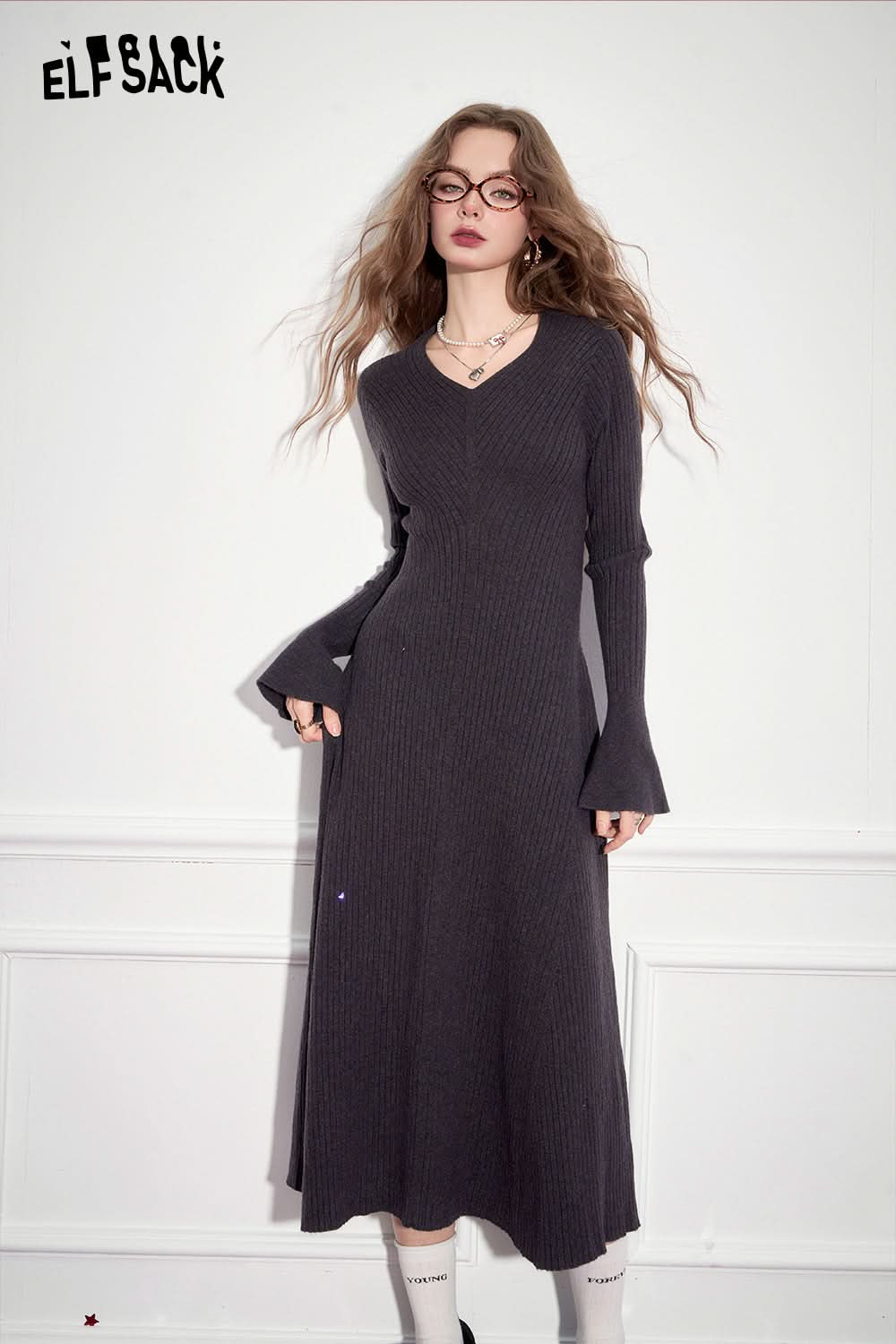 ELFSACK Elegant solid color V-neck waist cinched slim knit long inner dress with flared sleeves