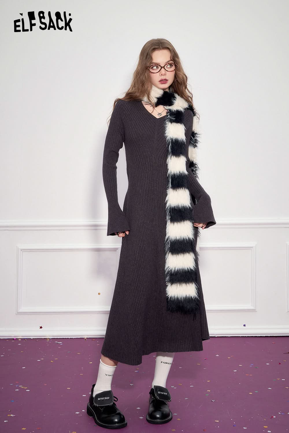 ELFSACK Elegant solid color V-neck waist cinched slim knit long inner dress with flared sleeves