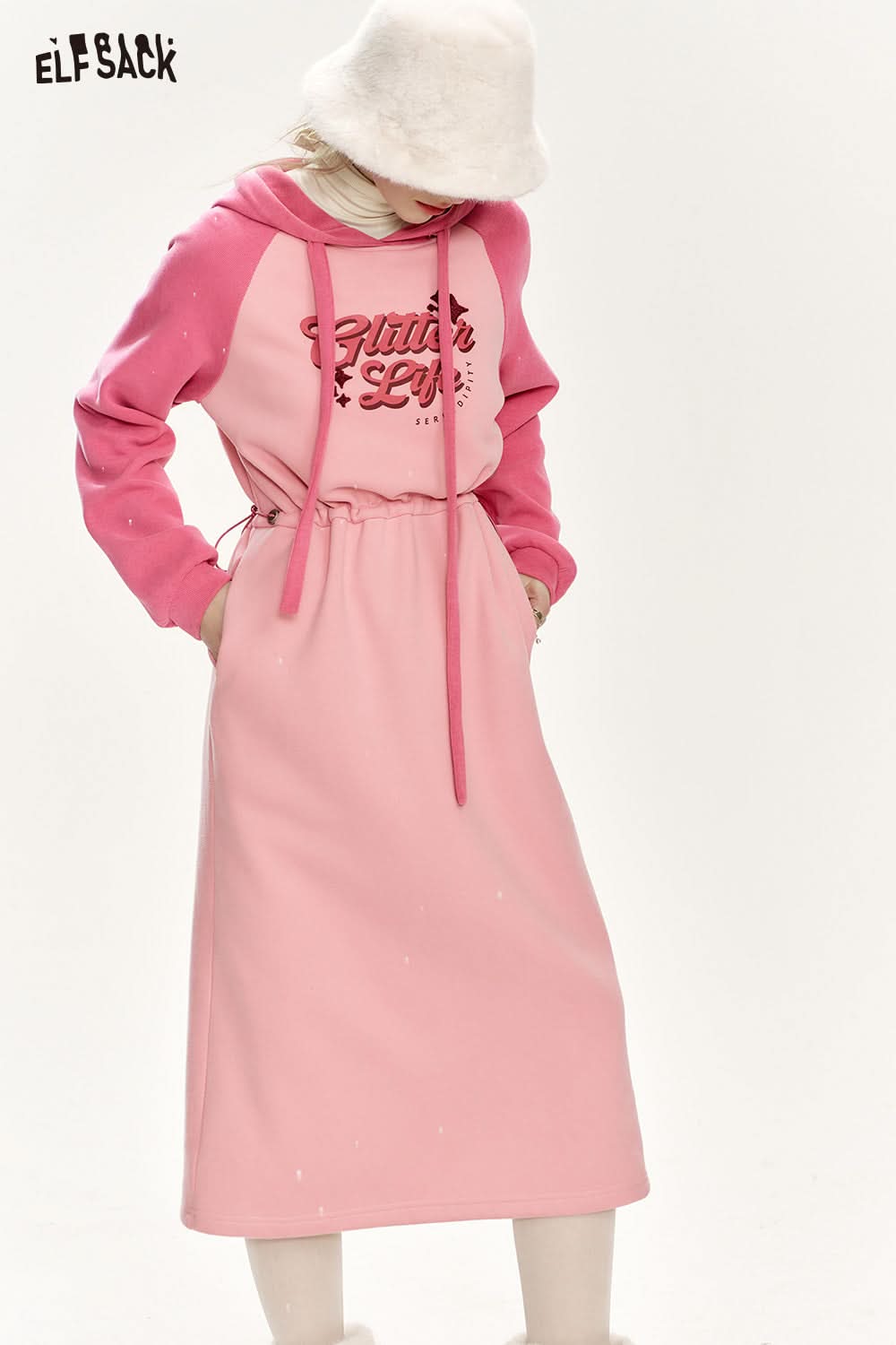 ELFSACK Hooded long women dress with raglan sleeves, contrasting letter print, waist drawstring