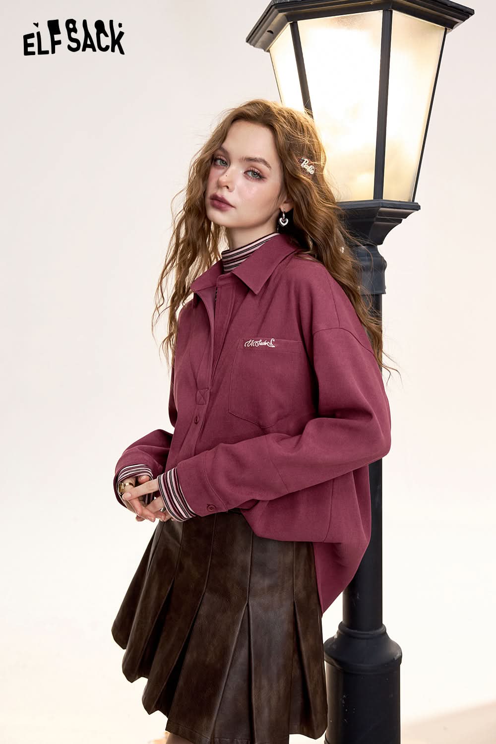 ELFSACK Fake two-piece German velvet shirt, letter embroidery, retro purple, half high collar