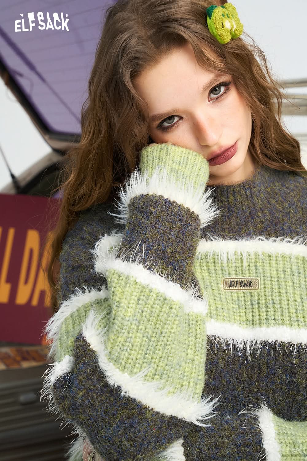 ELFSACK Plush velvet contrasting striped pullover sweater, loose soft and sticky top