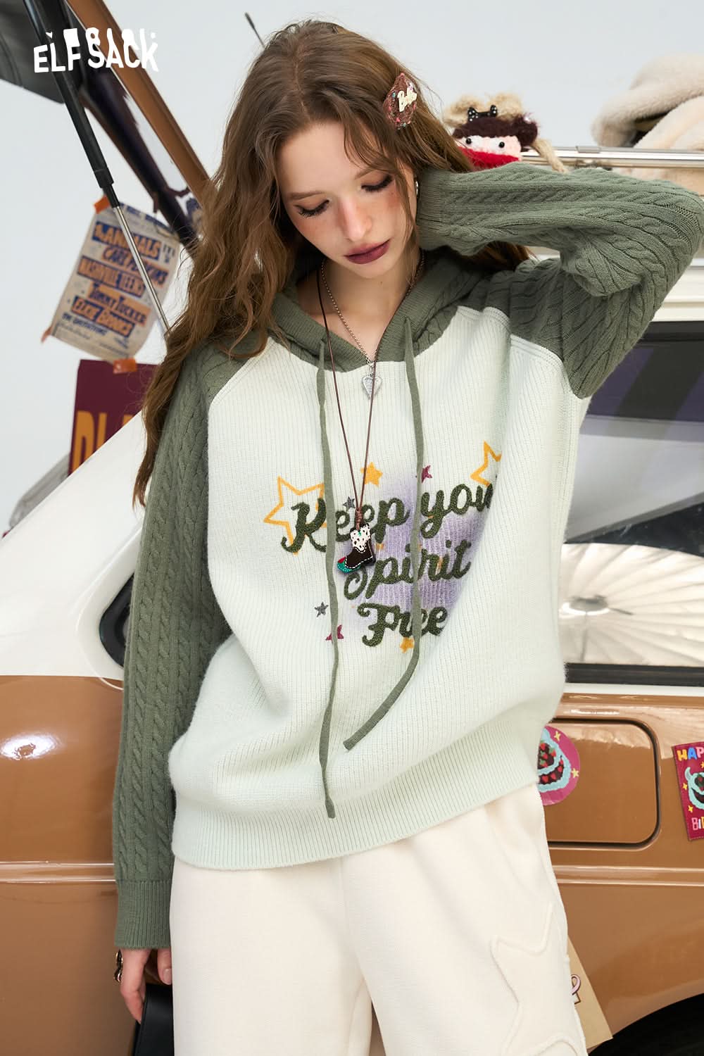 ELFSACK Contrast Fried Dough Twists Raglan Sleeve Letter Printing Hooded Sweater Women