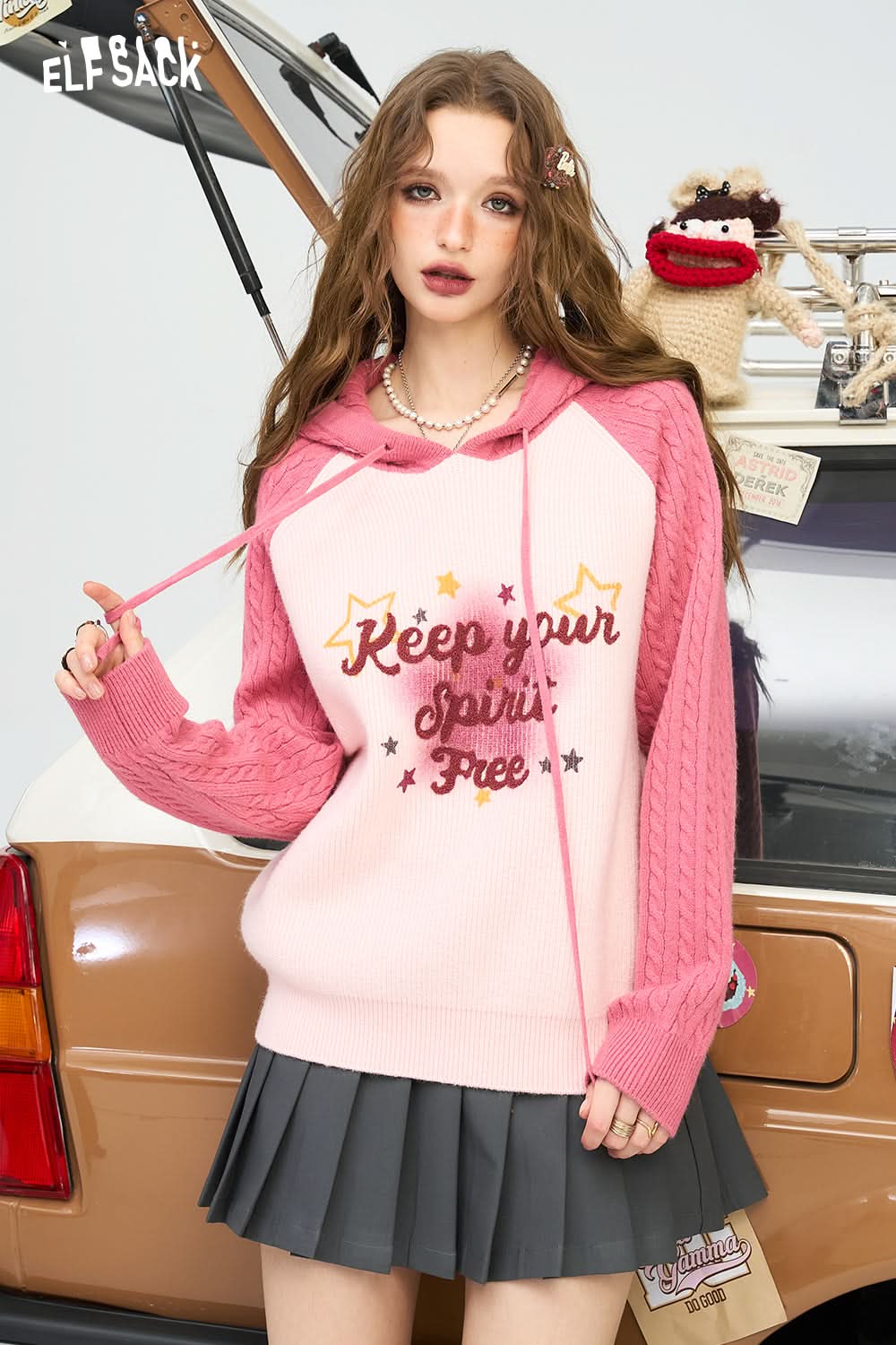ELFSACK Contrast Fried Dough Twists Raglan Sleeve Letter Printing Hooded Sweater Women