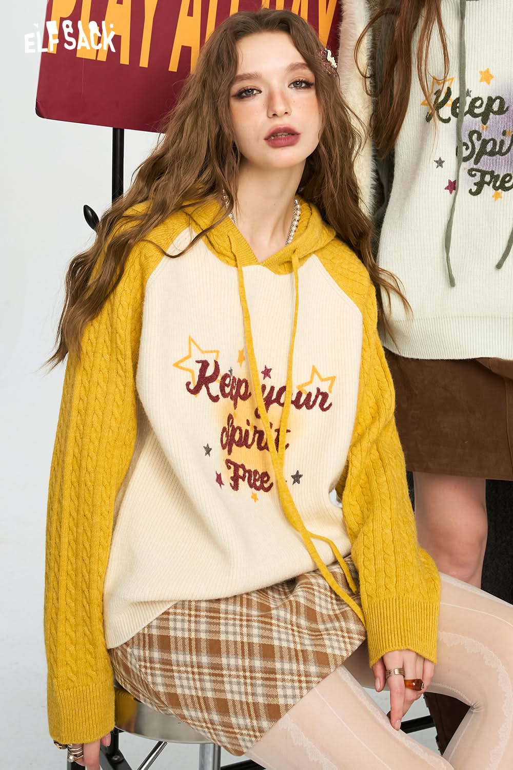 ELFSACK Contrast Fried Dough Twists Raglan Sleeve Letter Printing Hooded Sweater Women