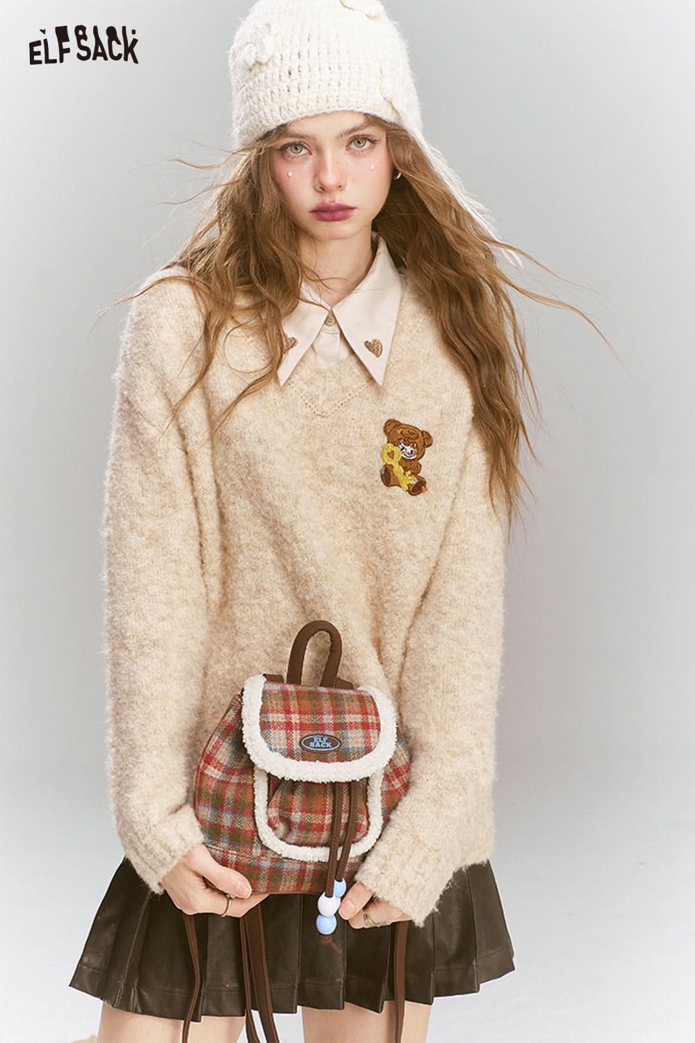 ELFSACK Dark Red Loose Soft V-Neck Bear Patch Sweater Women