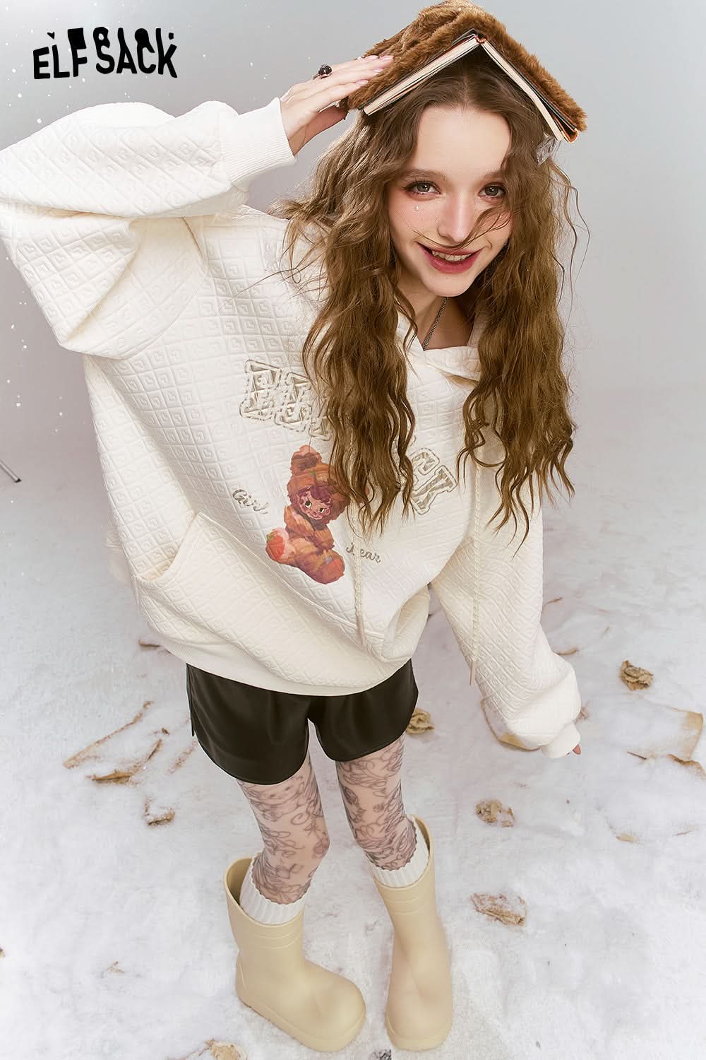 ELFSACK Cute teddy bear printed white hooded sweatshirt composite texture top