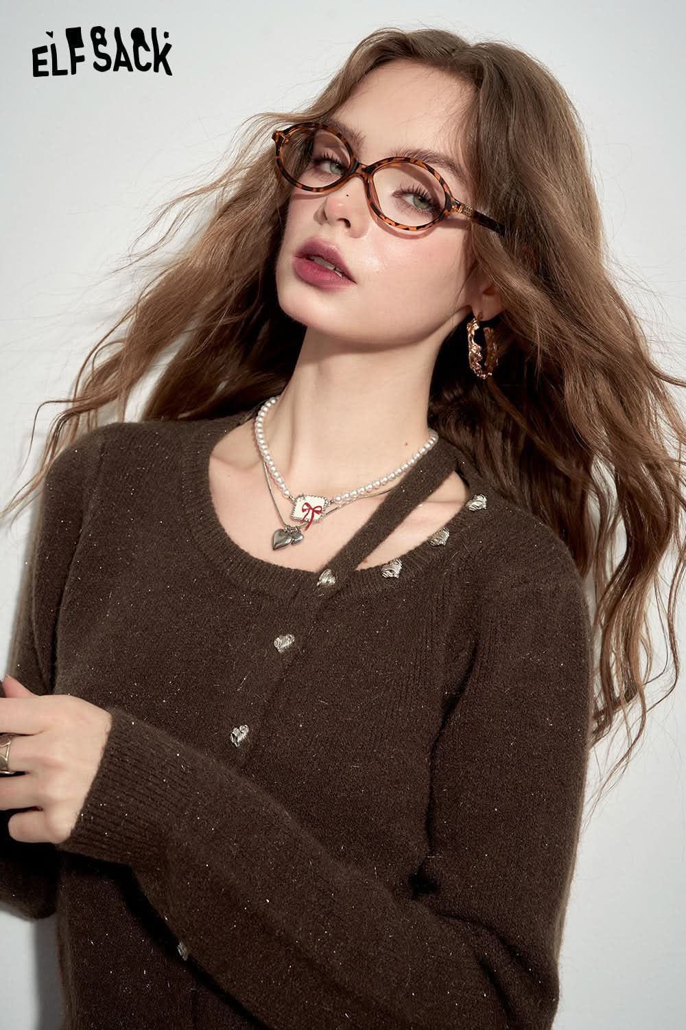 ELFSACK Red retro fine sparkling hanging neck knitted sweater's Christmas outfit, elegant base shirt