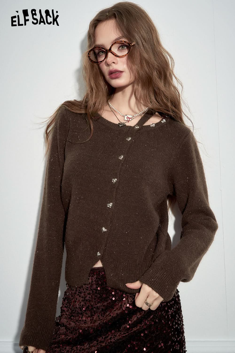 ELFSACK Red retro fine sparkling hanging neck knitted sweater's Christmas outfit, elegant base shirt