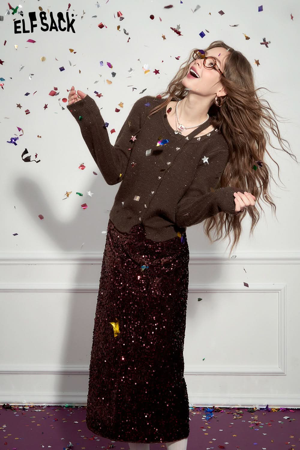 ELFSACK Red retro fine sparkling hanging neck knitted sweater's Christmas outfit, elegant base shirt