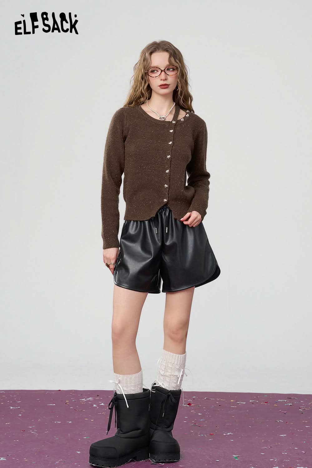 ELFSACK Red retro fine sparkling hanging neck knitted sweater's Christmas outfit, elegant base shirt