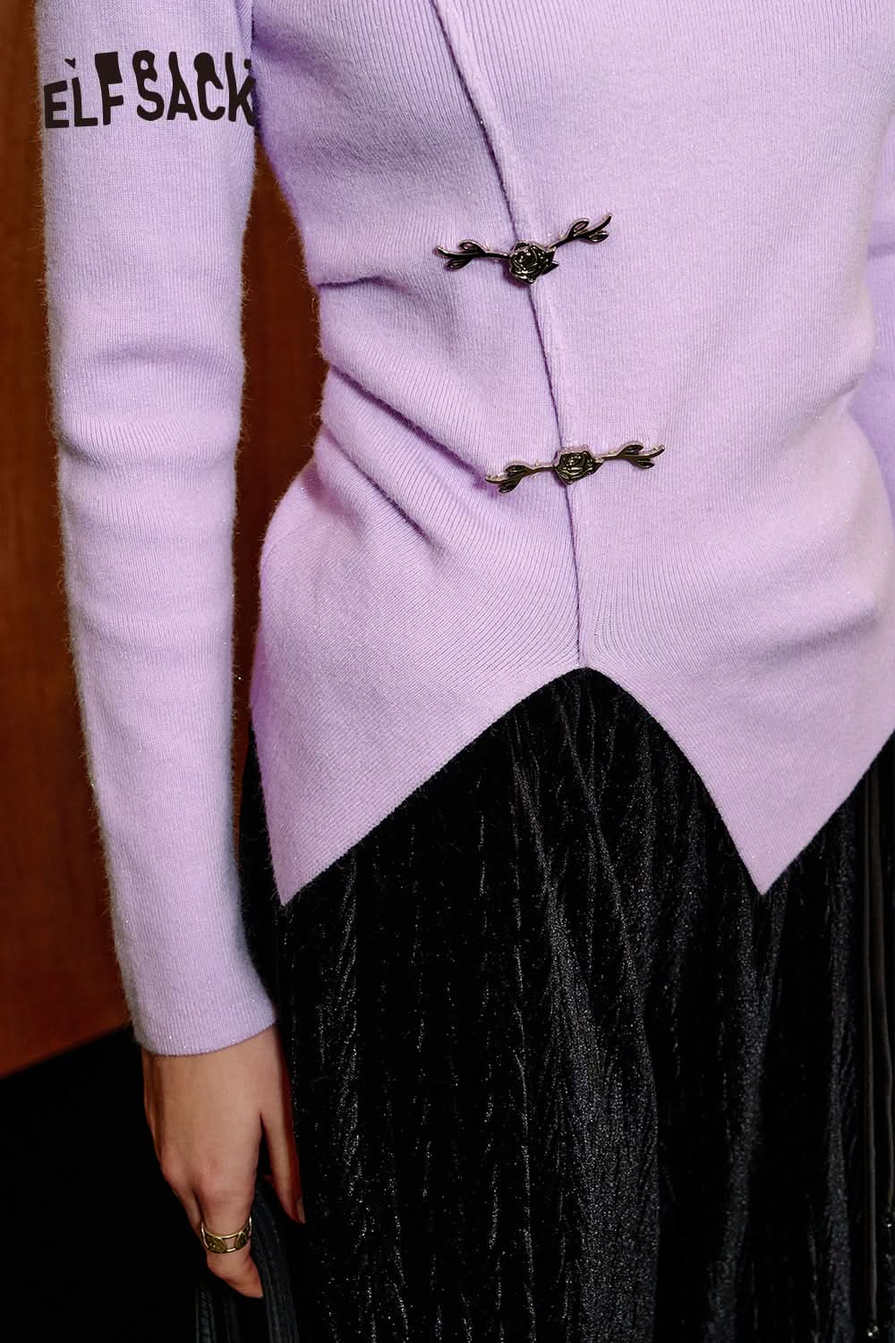 ELFSACK Neo-Chinese style white sweater with metal rose button irregular hem