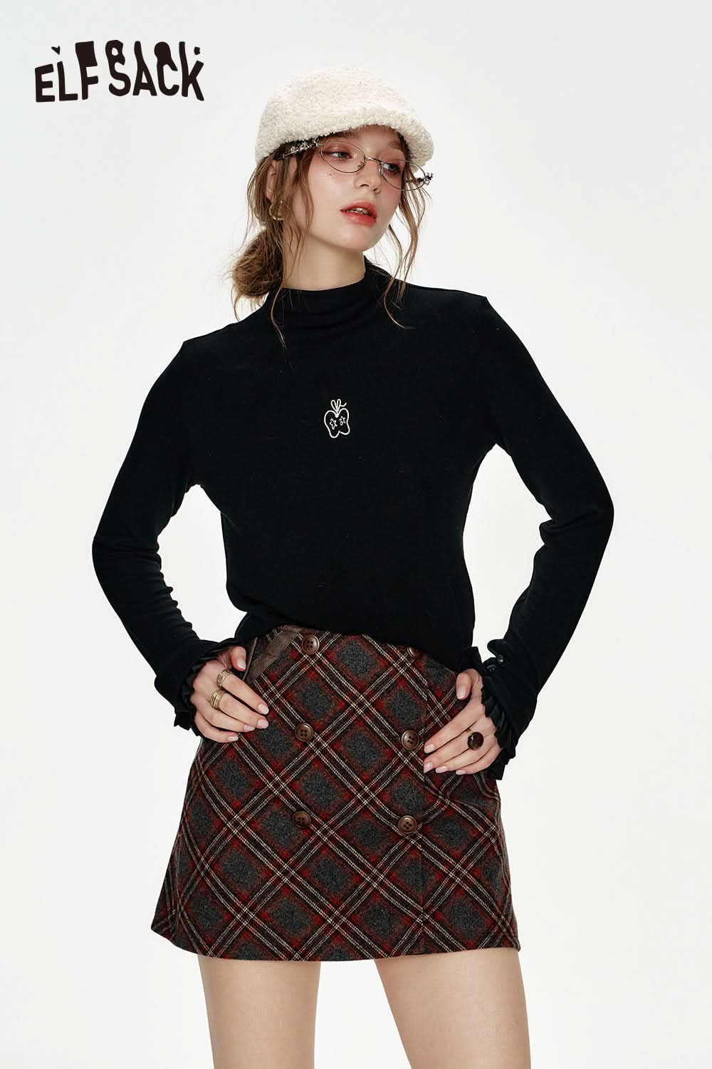 ELFSACK Black Half turtleneck Bell sleeves Pleated cuffs Apple embroidery Knitted pullover