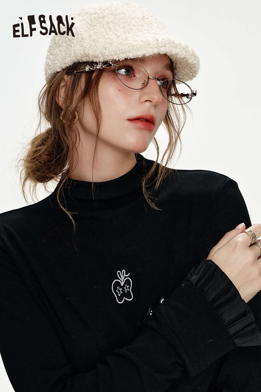 ELFSACK Black Half turtleneck Bell sleeves Pleated cuffs Apple embroidery Knitted pullover
