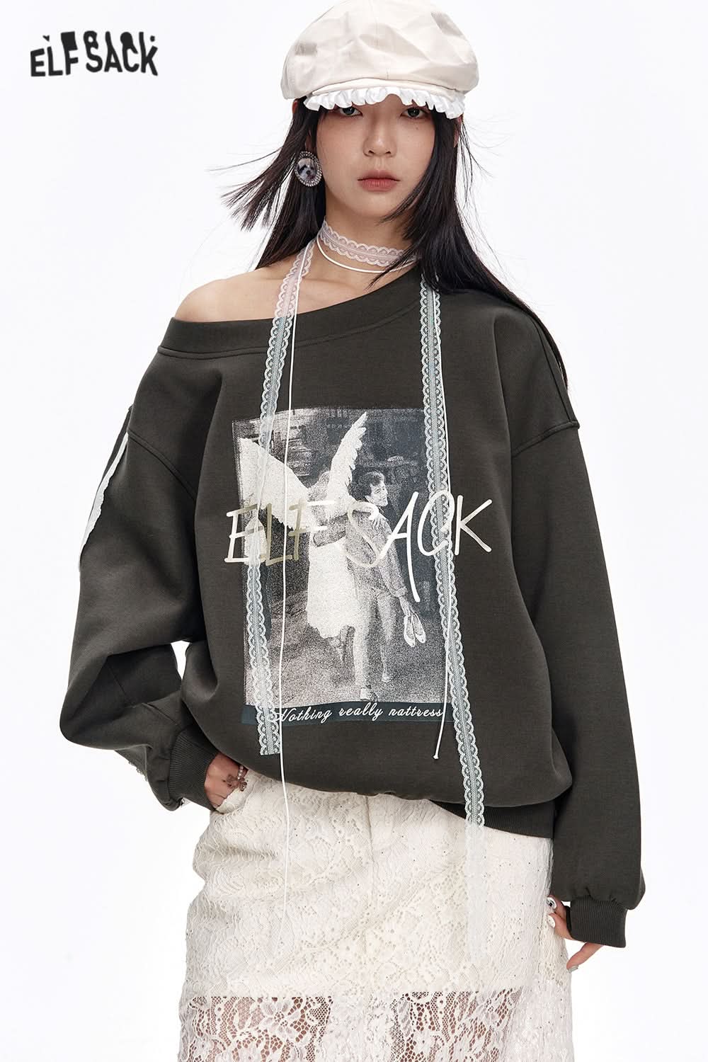 ELFSACK Retro Print Gilding Letter Sweatshirt Women's Off-shoulder Lace Stitching Top