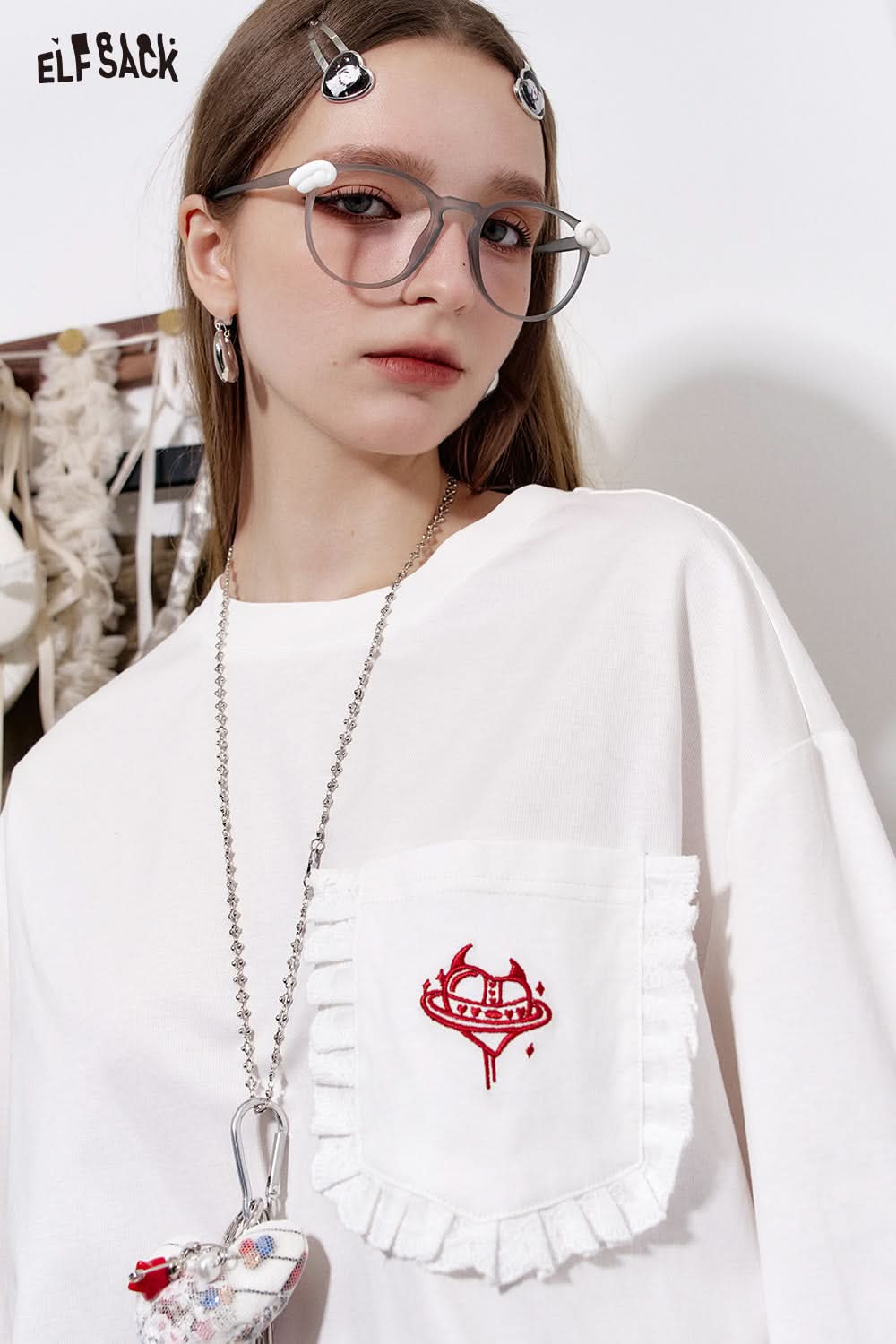 ELFSACK Loose Casual White Heart Embroidery Long Sleeve T-Shirt Female Oversized Tops Tee