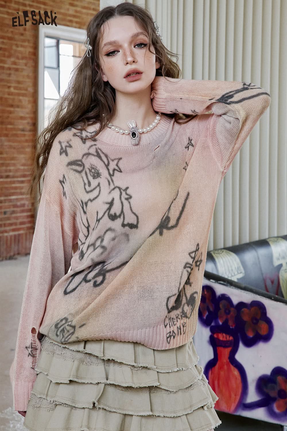 ELFSACK Sweet Cool Graffiti Printed Hole Thin Knitted Pullover Women's Loose Streetwear Smudged Top