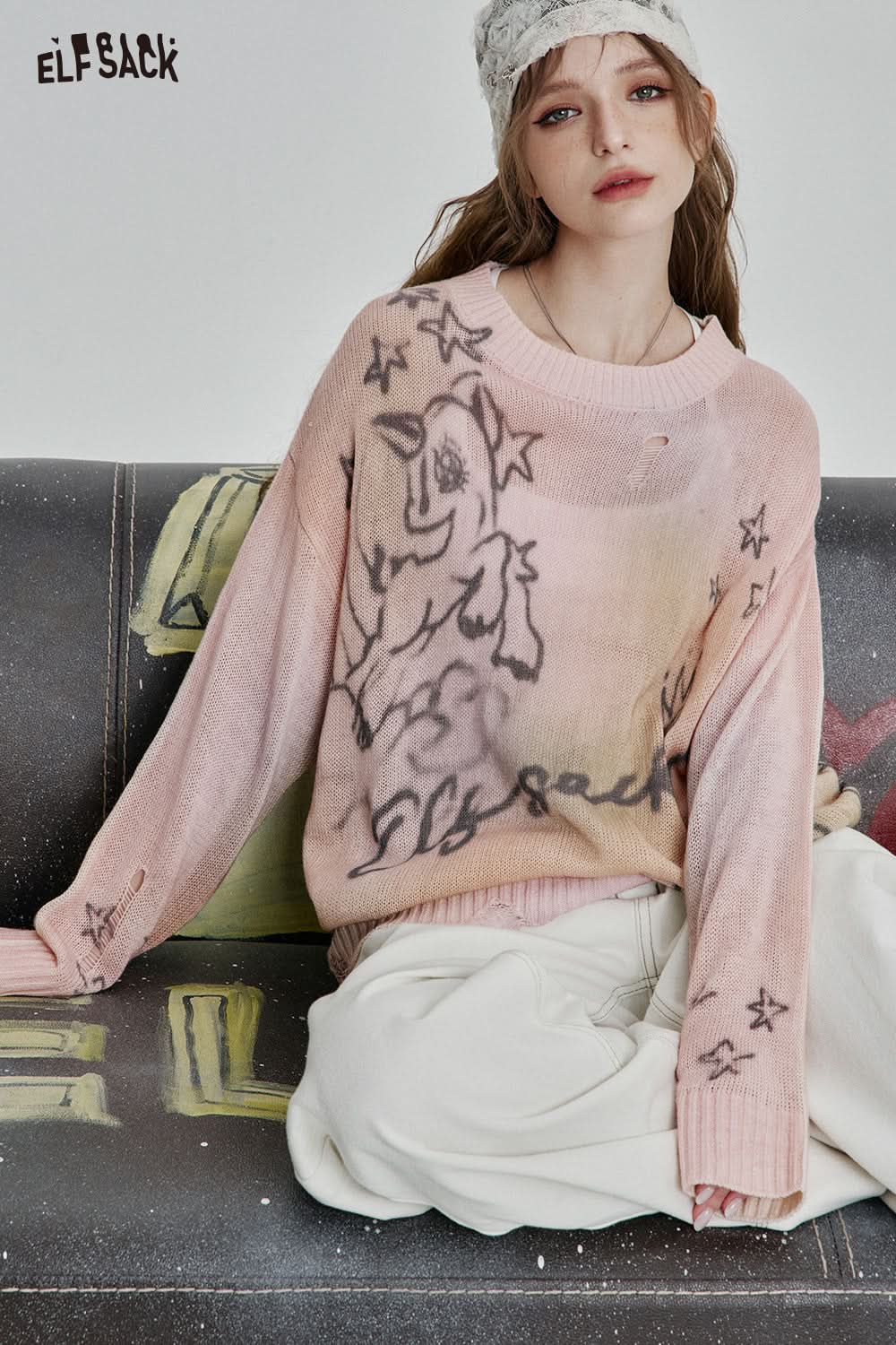ELFSACK Sweet Cool Graffiti Printed Hole Thin Knitted Pullover Women's Loose Streetwear Smudged Top