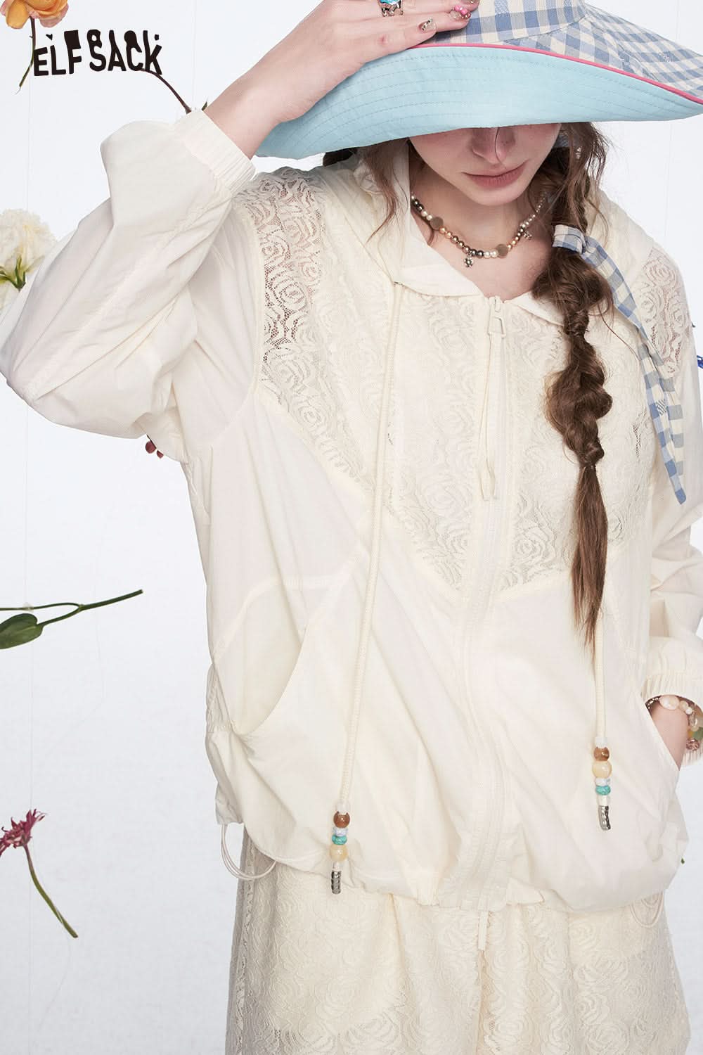 ELFSACK Sweet Off-White Lace Jacket Shorts Two-piece Set Female Casual Sports Suit