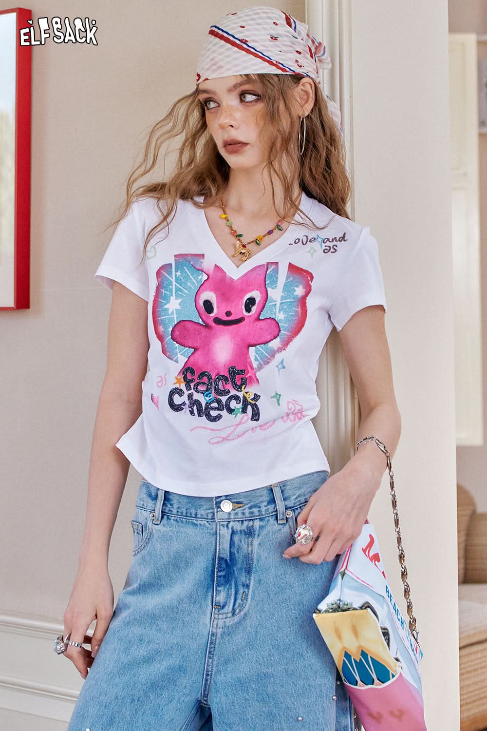 ELFSACK White Printed V-Neck Short Sleeve Chic T-Shirt
