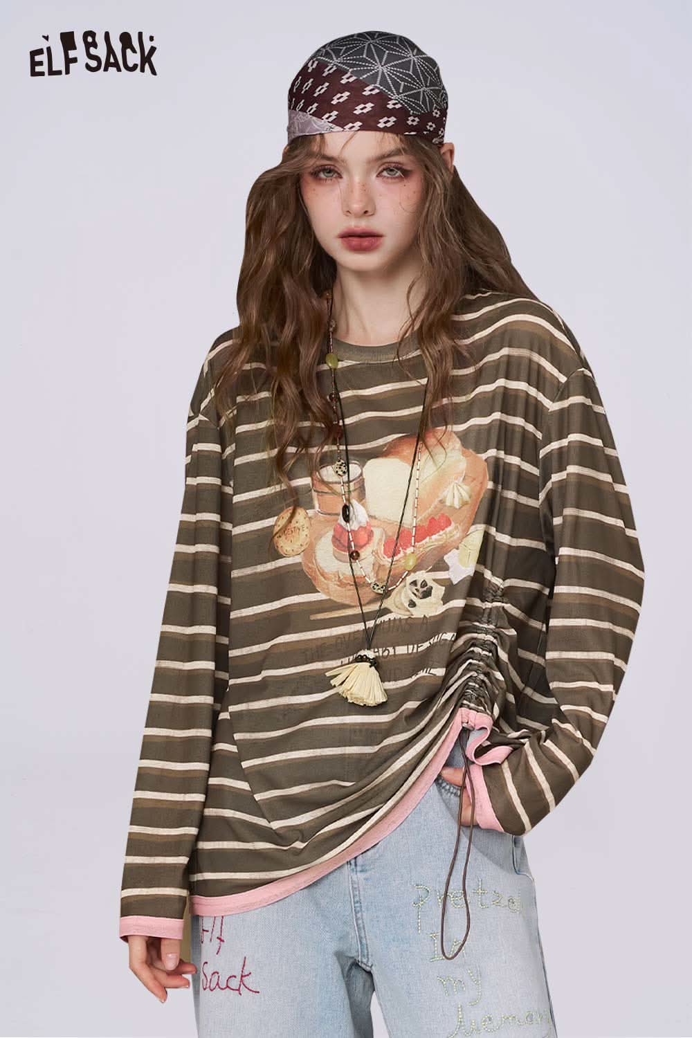 ELFSACK model wearing relaxed fit ruched stripe t-shirt in olive brown with cartoon print and side ruched sleeve