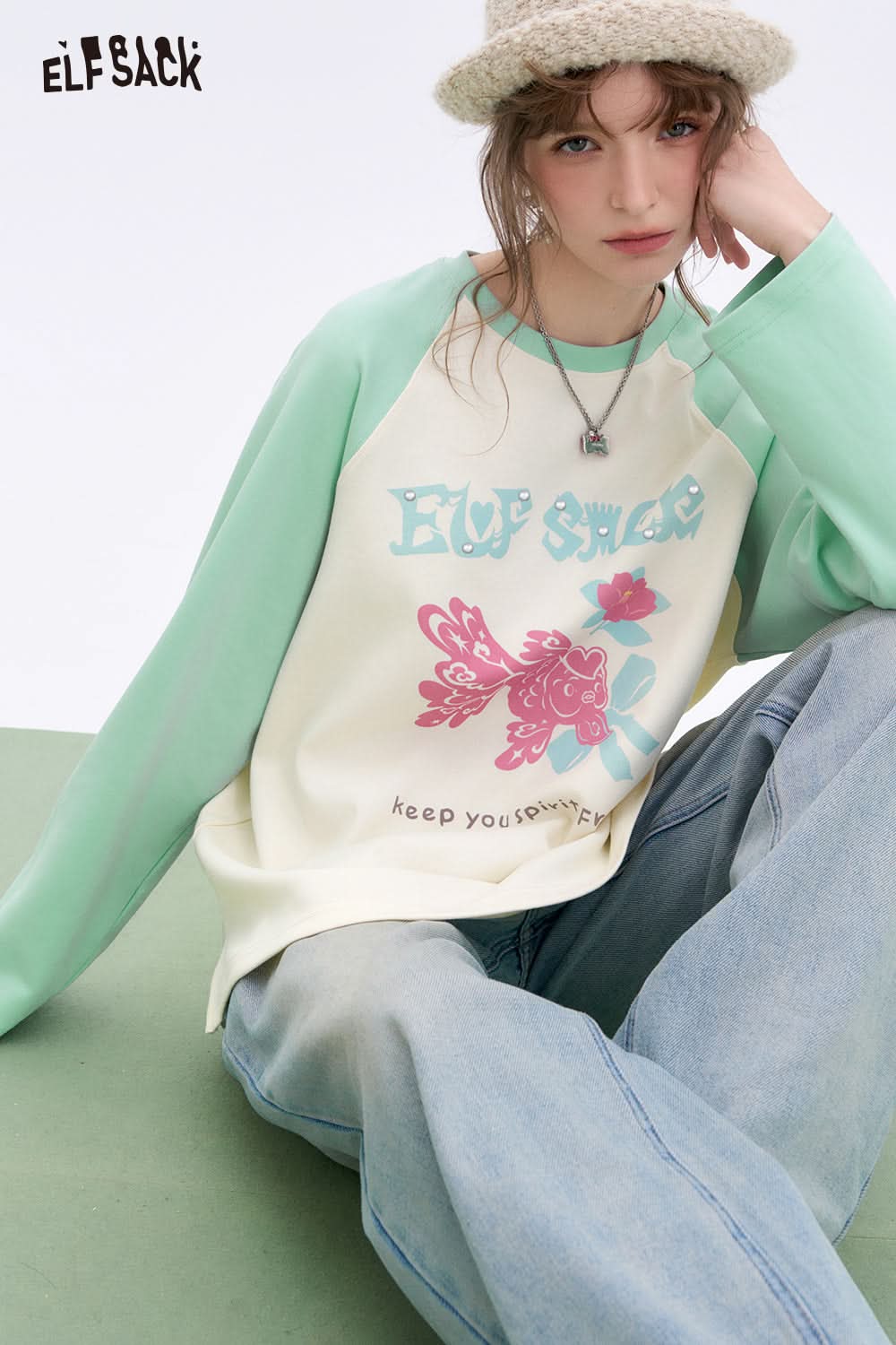 ELFSACK Lucky Goldfish Printed Raglan Long Sleeve T-shirt Women Basic Casual Round Neck Korean Top