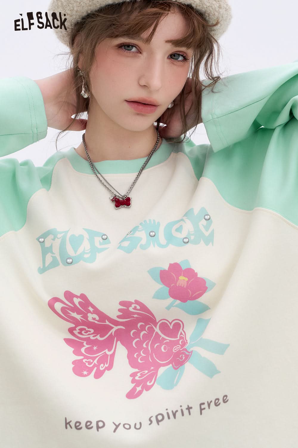 ELFSACK Lucky Goldfish Printed Raglan Long Sleeve T-shirt Women Basic Casual Round Neck Korean Top