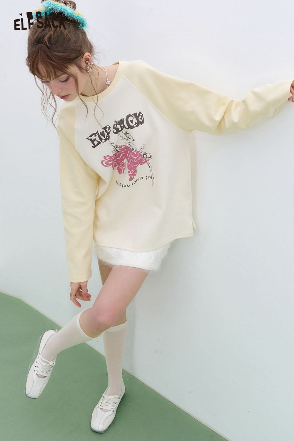 ELFSACK Lucky Goldfish Printed Raglan Long Sleeve T-shirt Women Basic Casual Round Neck Korean Top