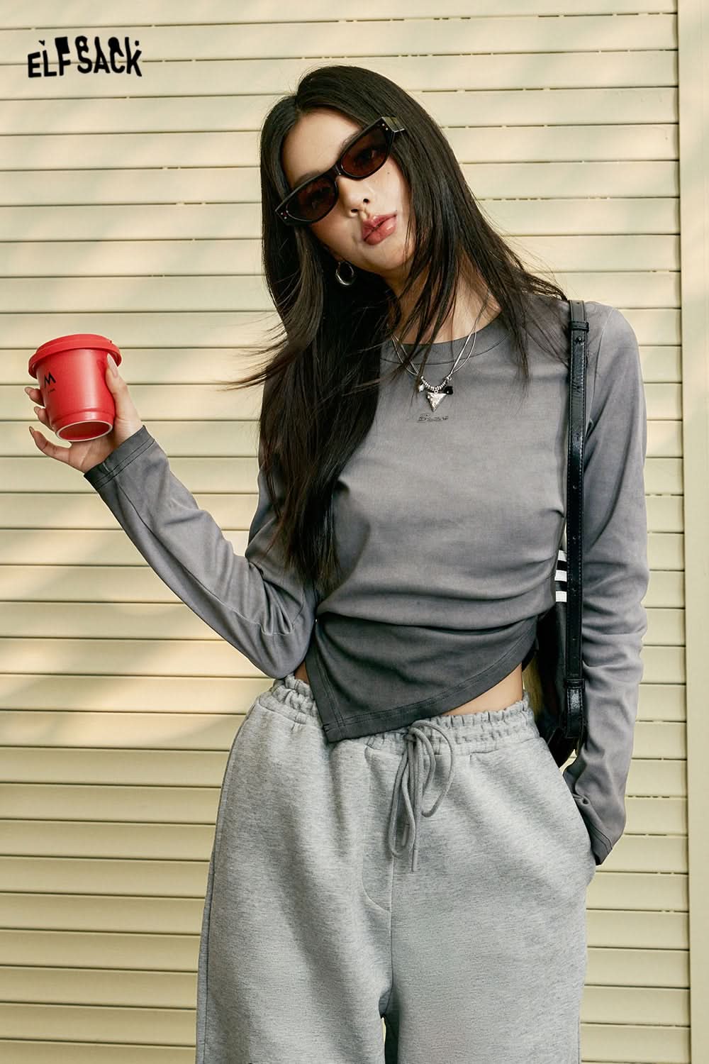 ELFSACK Acubi Style Irregular long sleeve gray asymmetrical hem T-shirt worn by woman with sunglasses