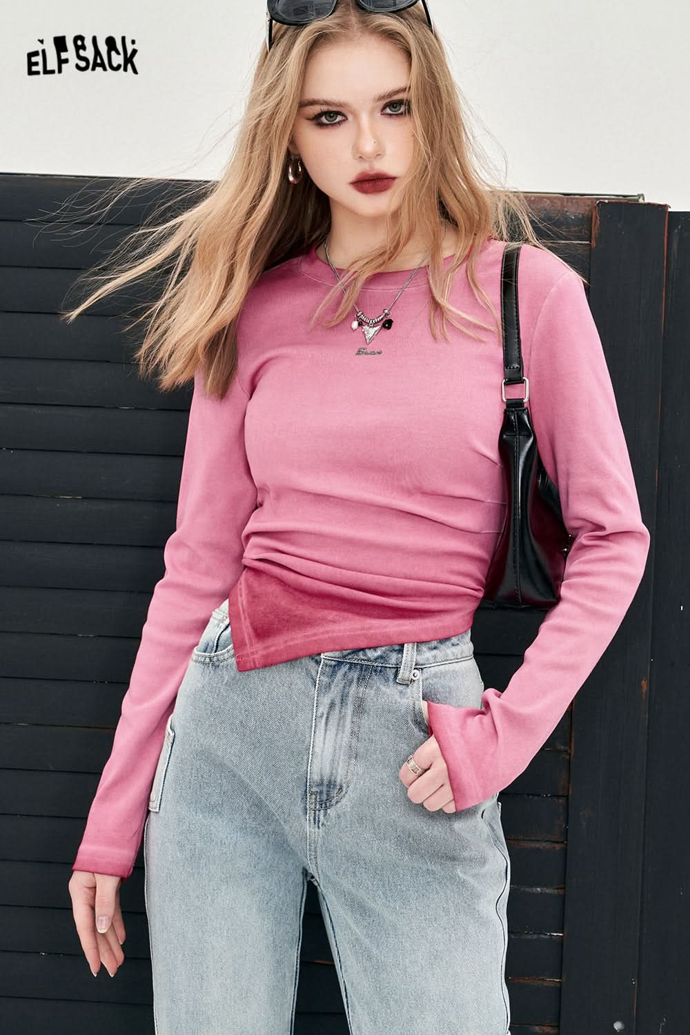 ELFSACK Acubi Style Irregular pink long sleeve T-shirt with asymmetrical hem worn by woman