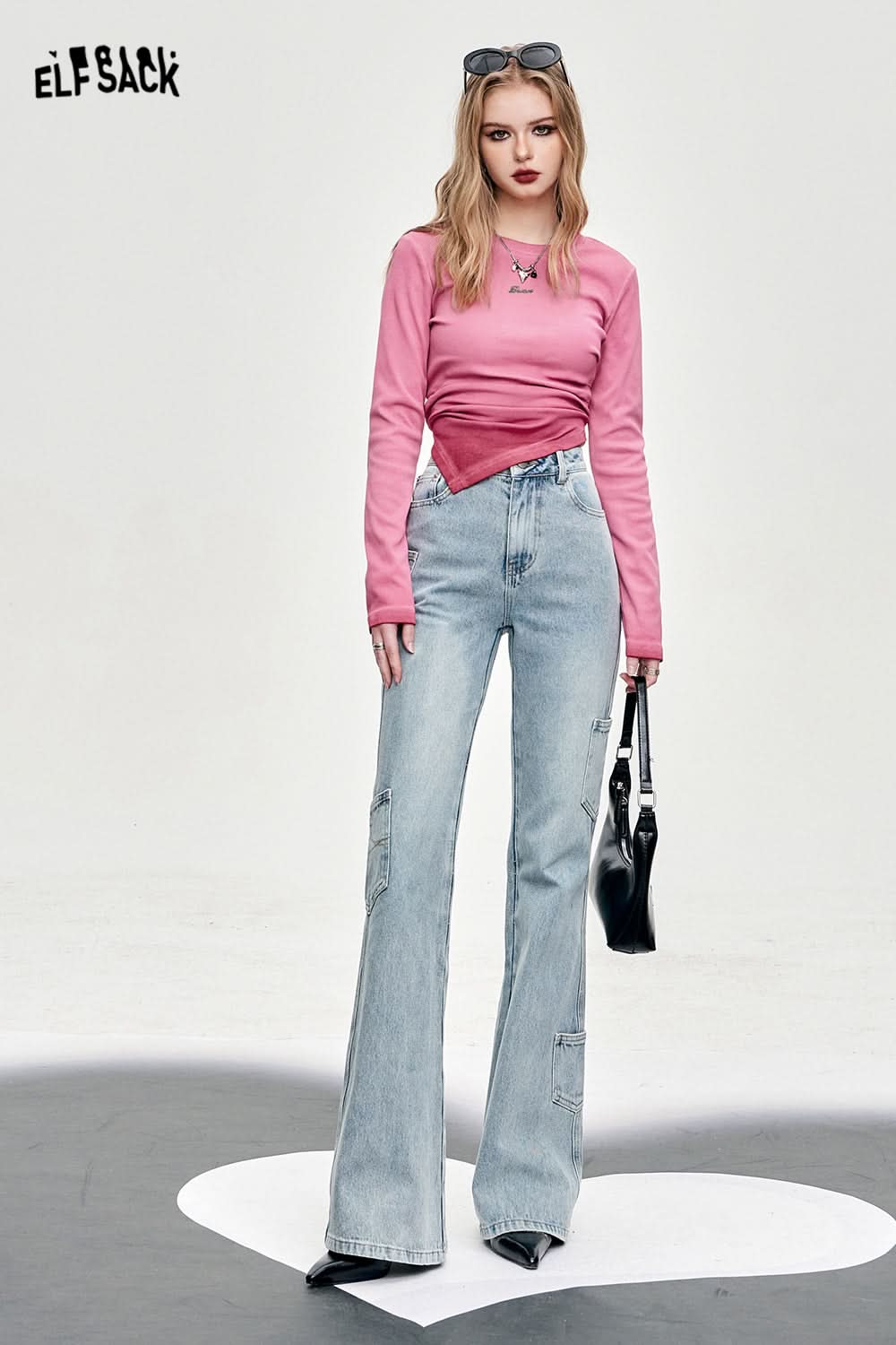 ELFSACK pink long sleeve Acubi Style Irregular T-shirt worn with light blue high-waist jeans and black heels