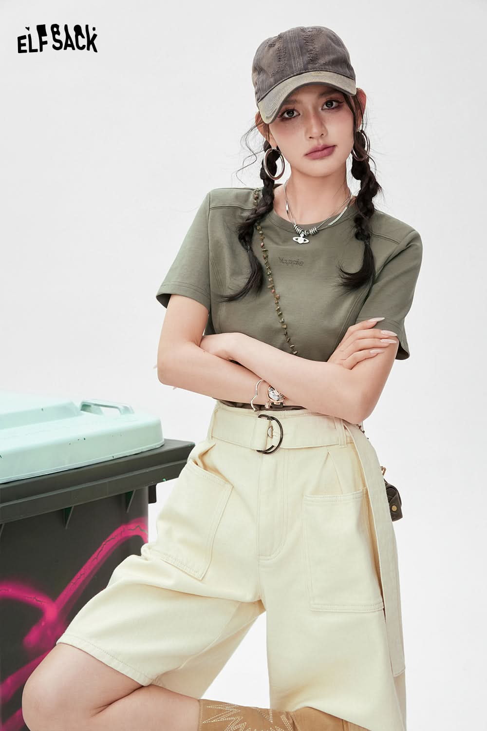 ELFSACK BM Style casual green T-shirt worn by model with beige shorts and a baseball cap