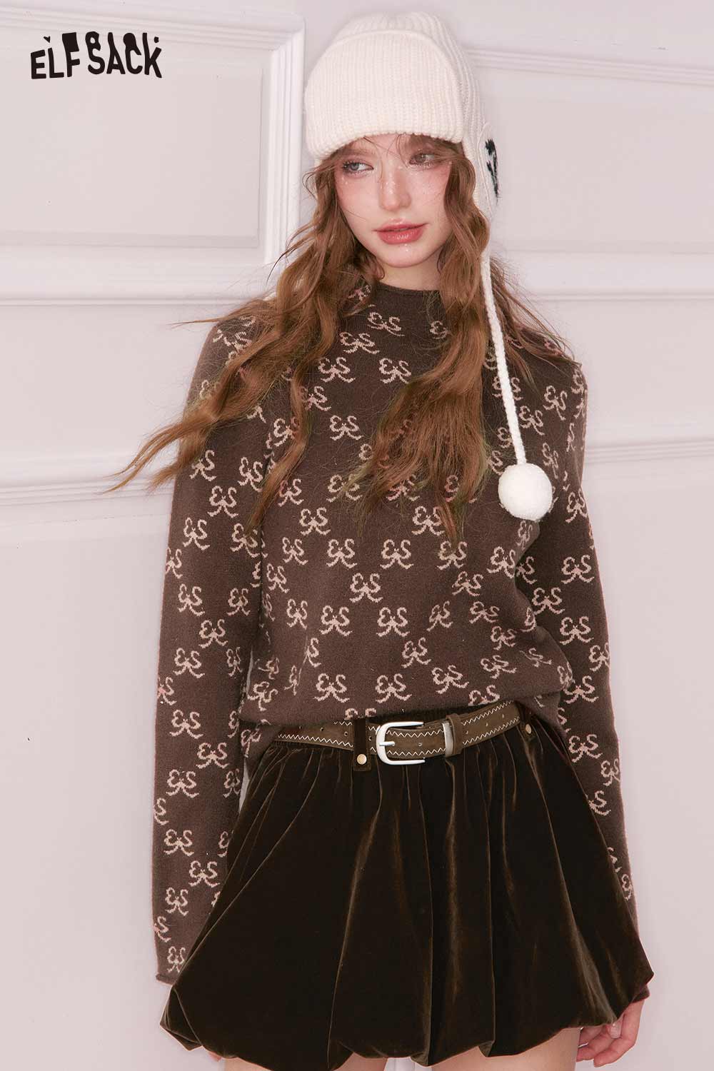 ELFSACK bow print half neck knitwear in brown with stylish pattern, paired with a velvet skirt