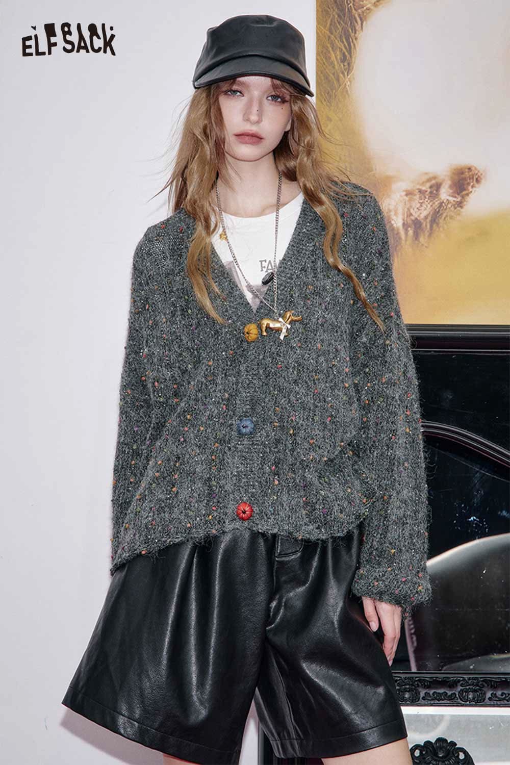 ELFSACK Chunky v-neck cardigan for women in gray with colorful buttons, styled with leather shorts