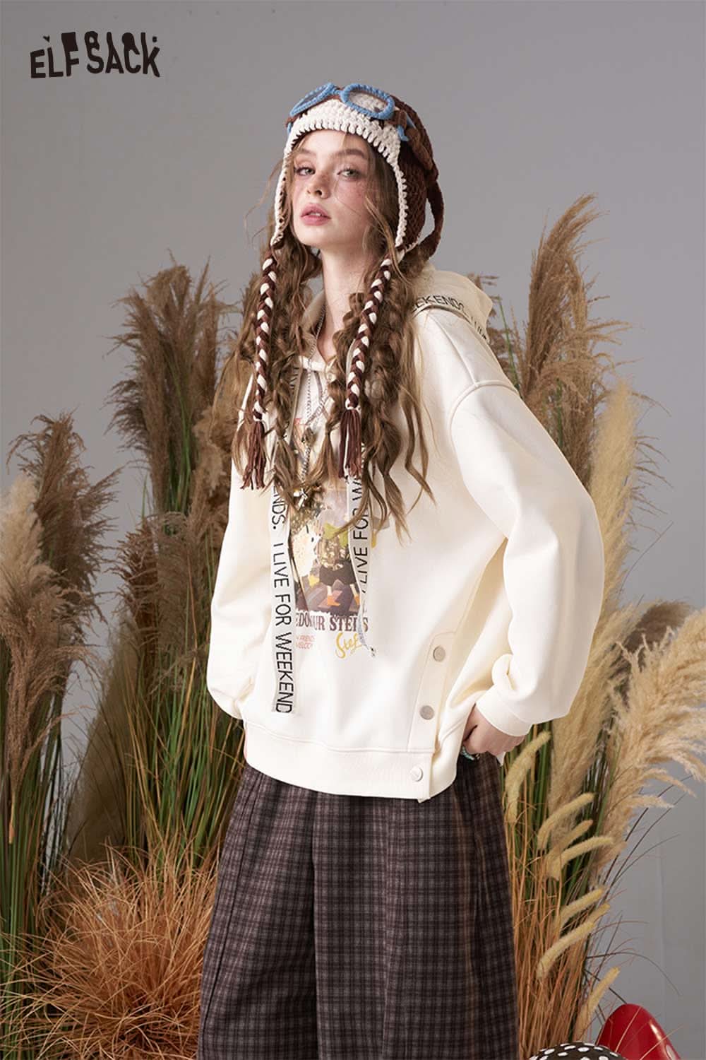 ELFSACK color blocked crocheted ear flap beanie worn with a stylish oversized hoodie
