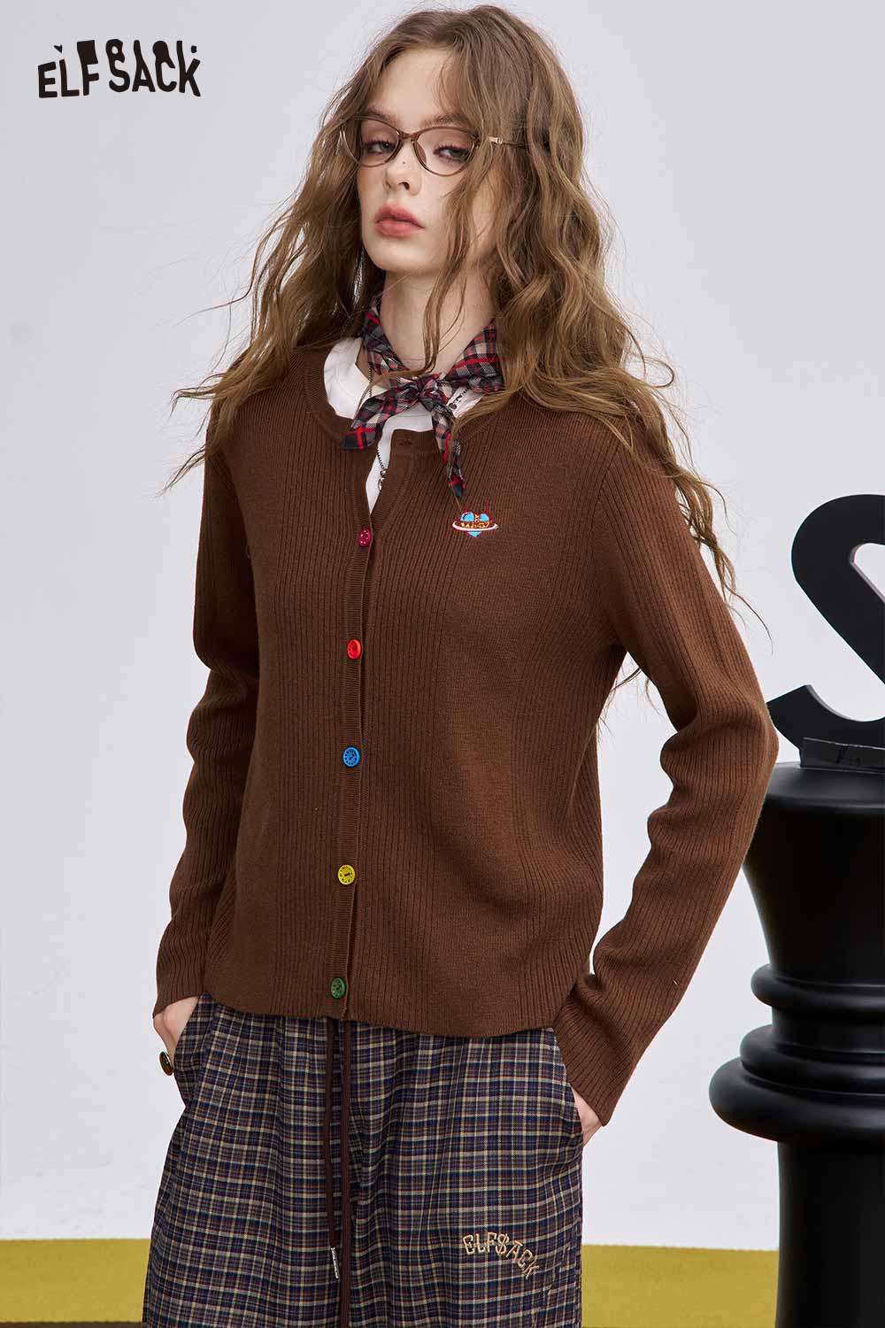 ELFSACK colorful button knit sweater in brown with a stylish design and colorful buttons