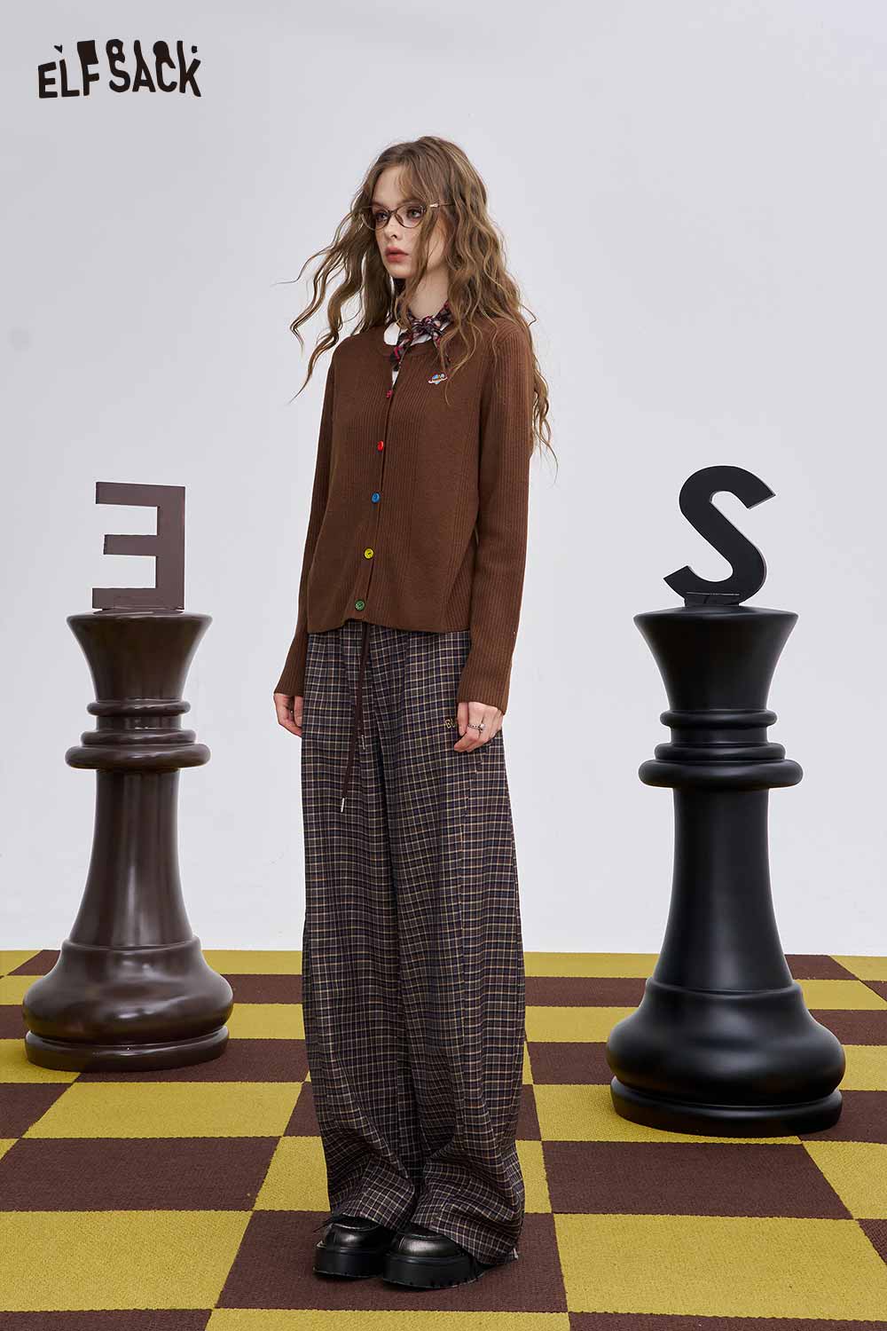 ELFSACK colorful button knit sweater in brown with colorful buttons for a playful, stylish look