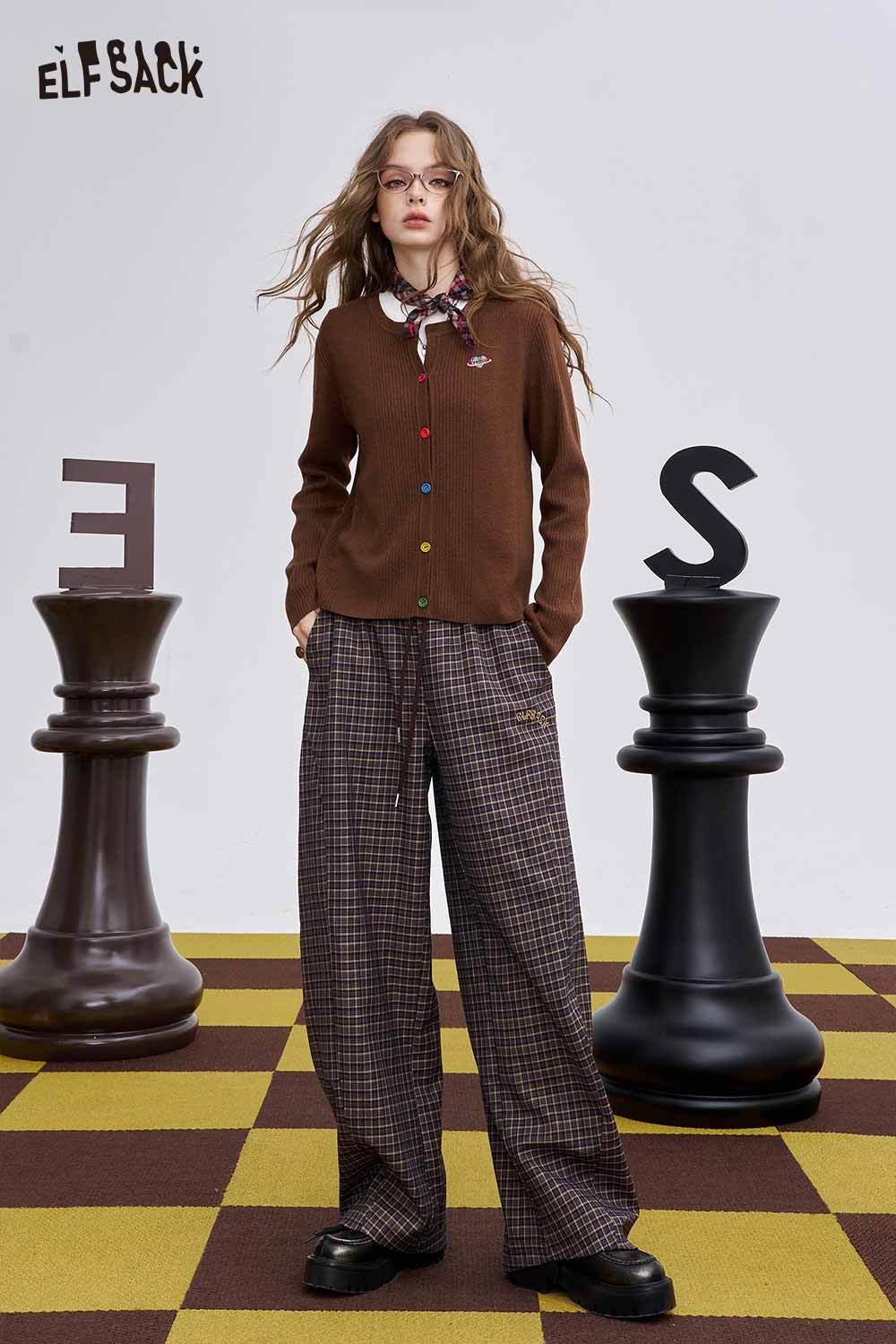 ELFSACK colorful button knit sweater in brown with a playful design and a stylish fit