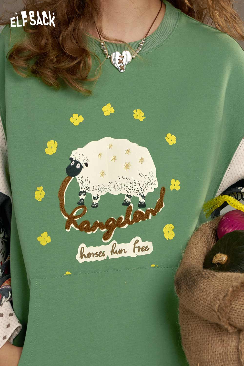 ELFSACK vintage splicing crew neck sweatshirt in green with playful sheep graphic design