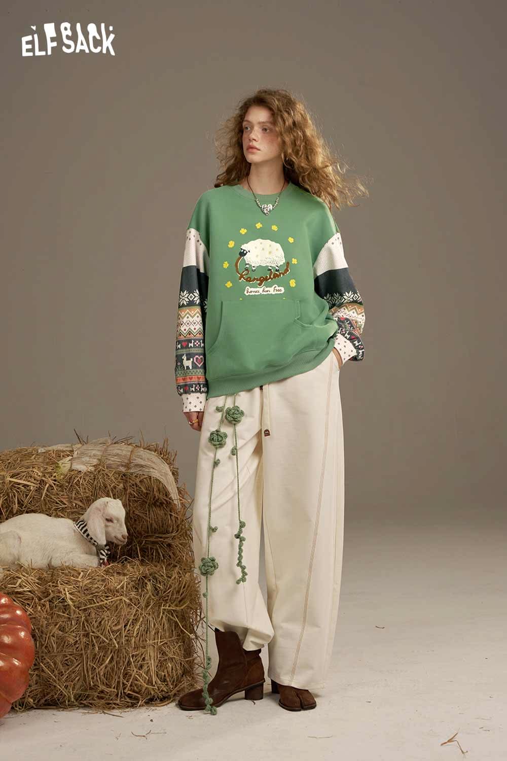 ELFSACK vintage splicing crew neck sweatshirt in green with colorful patterned sleeves for a trendy look